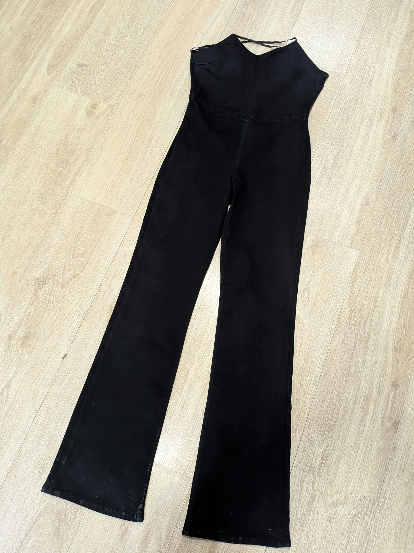 Mono largo negro denim con espalda cruzada y pata de elefante / campana talla M de Bershka
